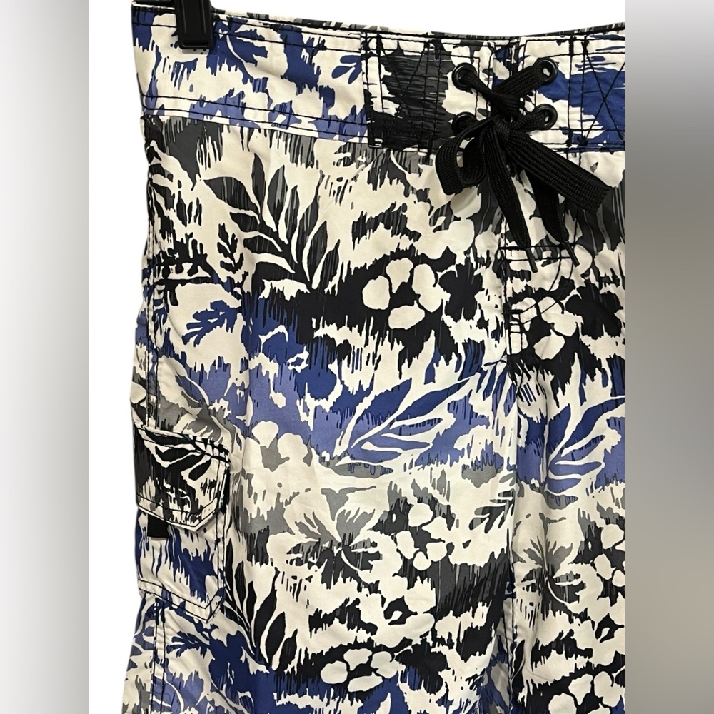 NWT Woman’s Board Shorts - Size 2 - - Picture 4 of 7